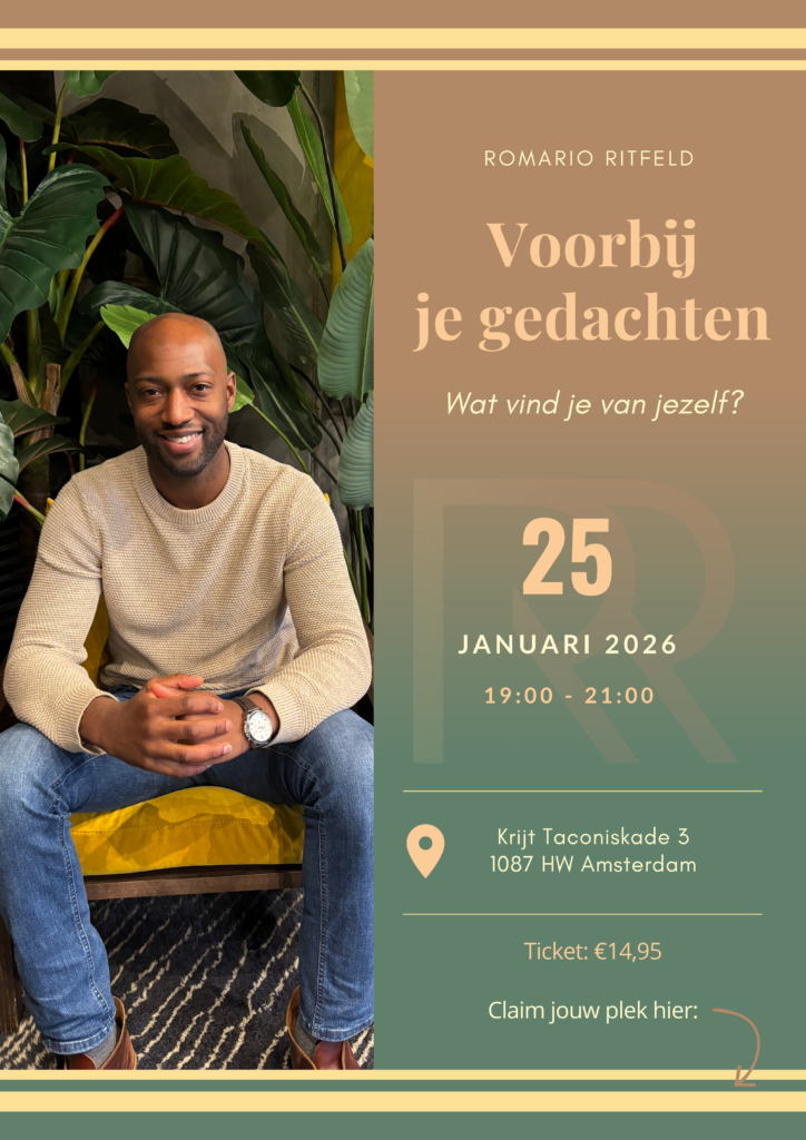 Een glimlachende man in een beige trui en spijkerbroek zit op een gestreepte stoel. Evenementdetails voor ‘Voorbij je gedachten’ met Romario Ritfeld worden weergegeven, met datum 25 januari 2026, in Amsterdam. De ticketprijs locatie duidelijk vermeld
