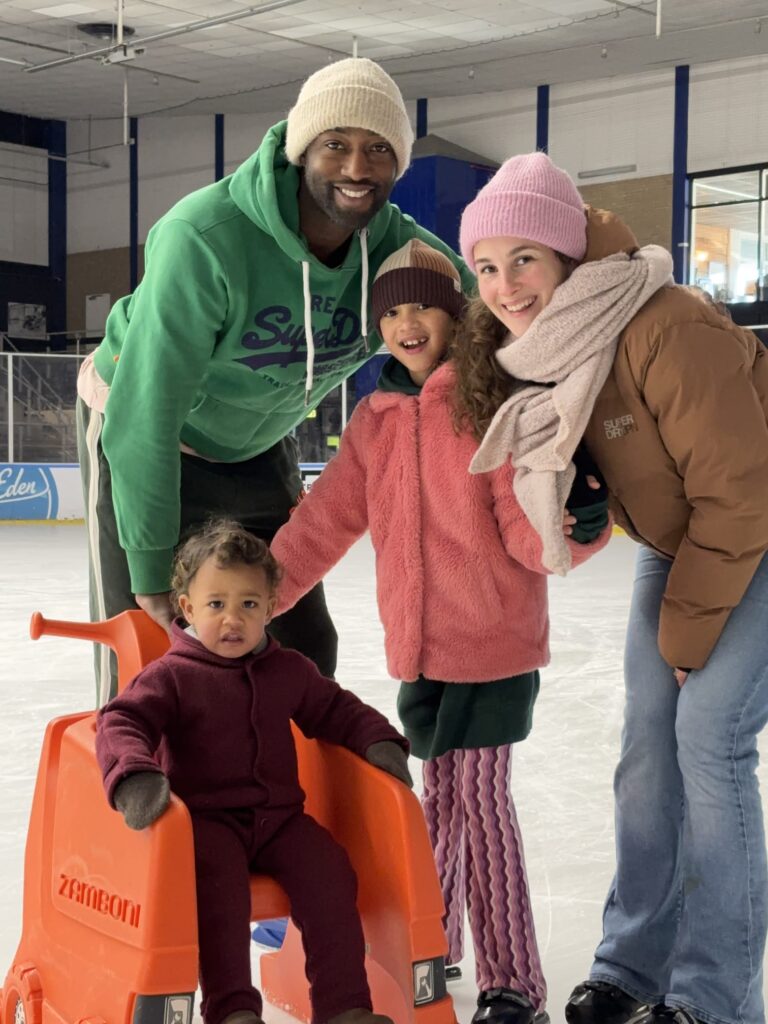 Bewustzijnscoach Romario is in de Jaap edenbaan in Amsterdam aan het schaatsen met zijn vrouw en kinderen